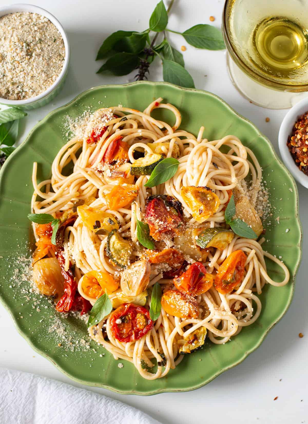 fresh tomatoes sauce on spaghetti
