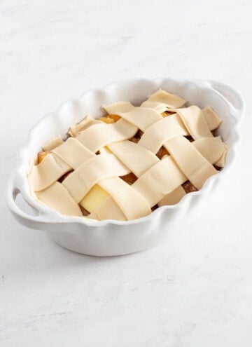 peach cobbler with lattice pie dough on top