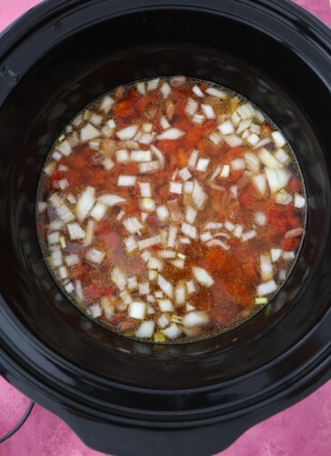 all ingredients in a crockpot for vegetarian pinto beans