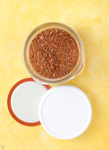 texas bbq dry rub in a jar with lids near it for keeping an air tight fit