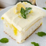 cool whip frosting on a cake.